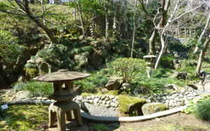 等々力渓谷　日本庭園内の石灯籠と築山～多摩川50景　等々力渓谷／多摩川散歩