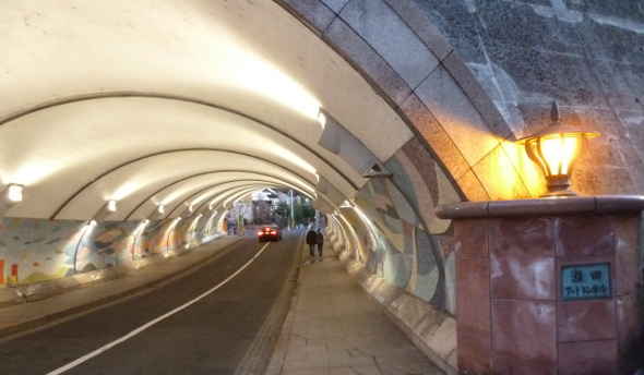 照明とモザイク壁画が美しいトンネル芸術作品～瀬田アートトンネル／多摩川散歩