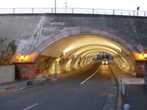 美しいアーチ形状のトンネルと明るい照明～瀬田アートトンネル／多摩川散歩