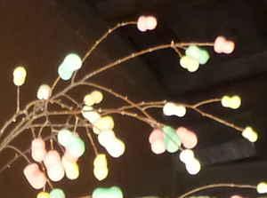 繭玉を飾って豊作を祈願します／小正月の繭玉飾り・世田谷の伝統行事　岡本公園民家園／多摩川散歩